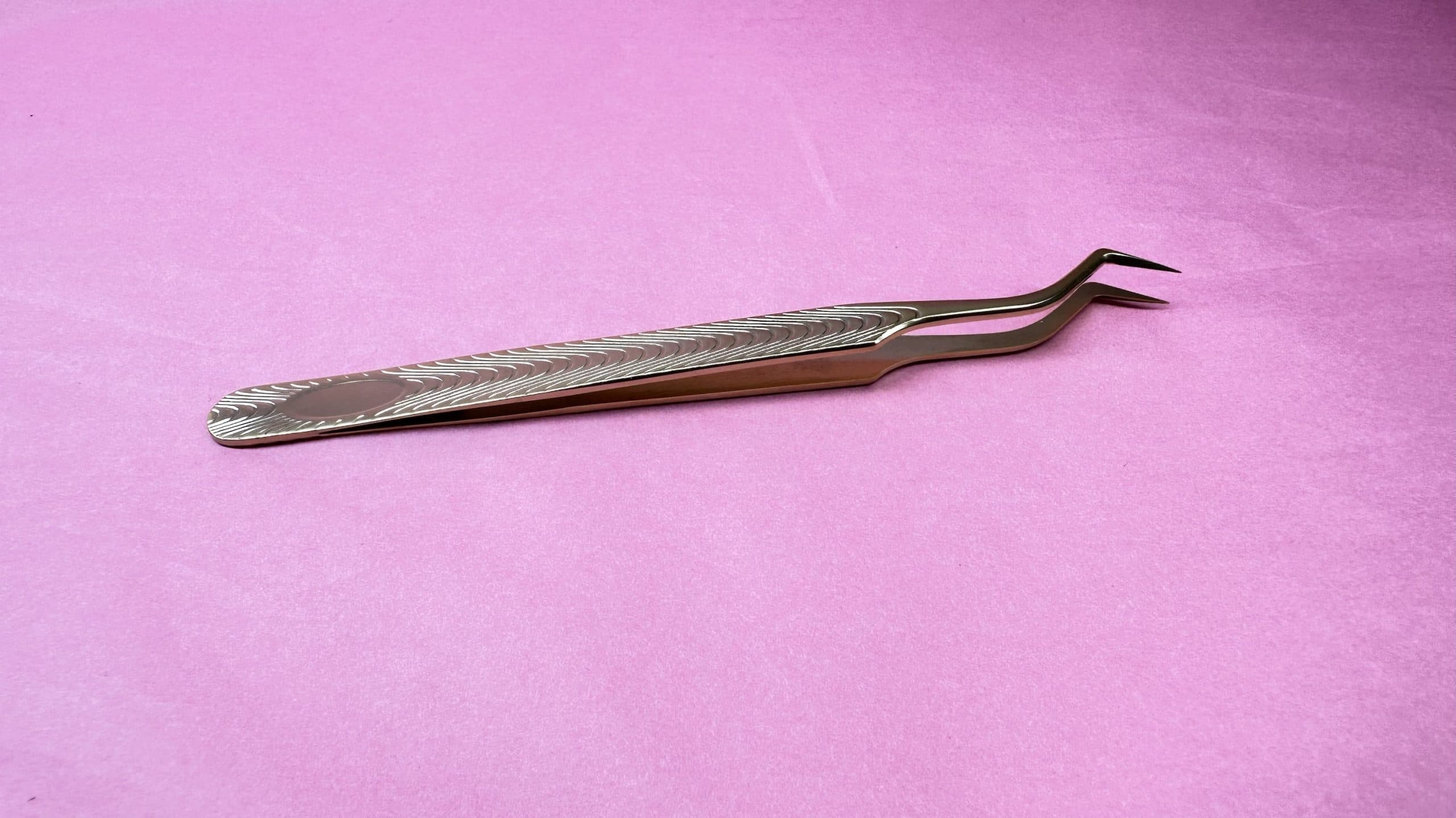 Penseta curbata pentru volum