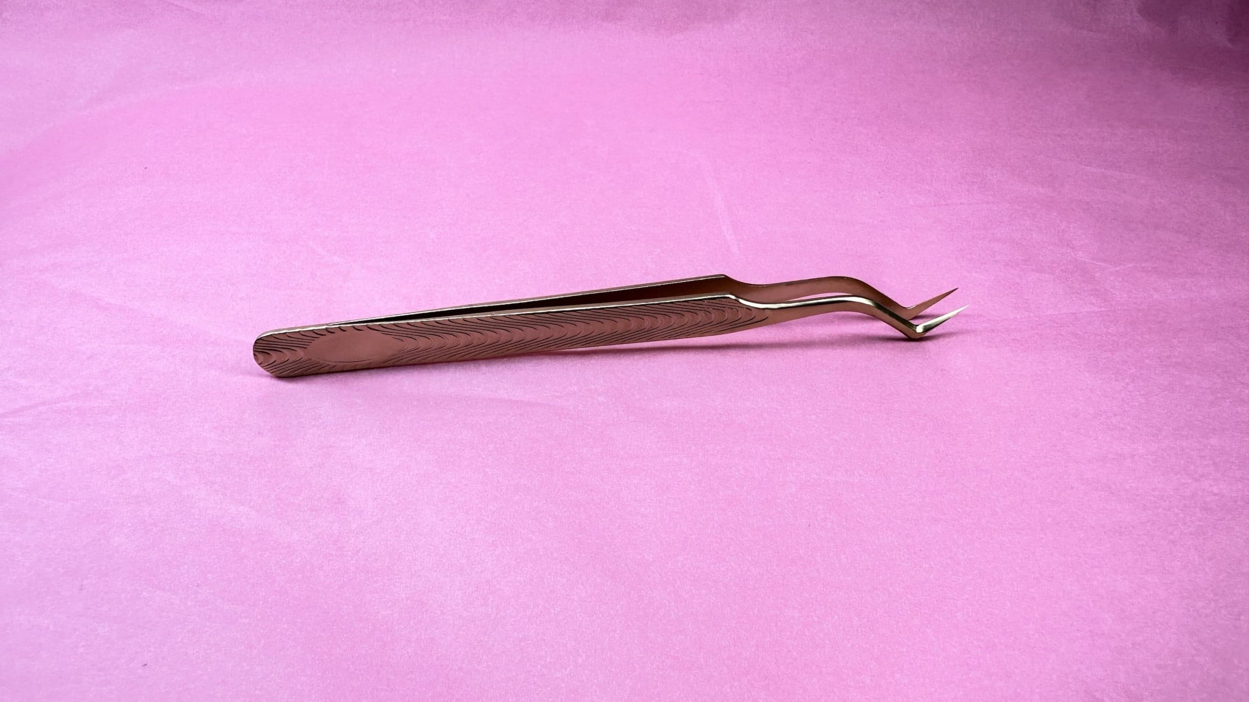 Penseta curbata pentru volum