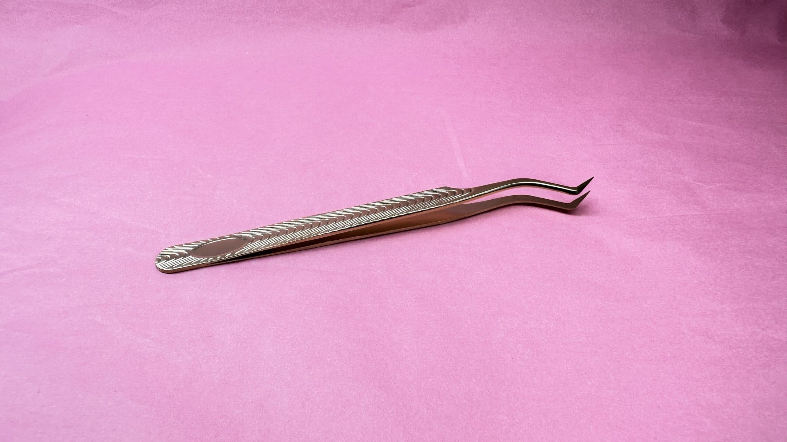 Penseta curbata pentru volum